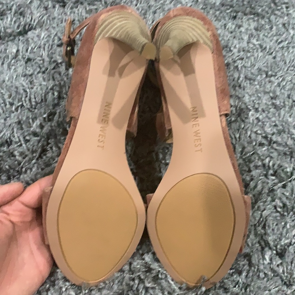 New in box! Nine West Izzy Wizzy Sandals in Cognac Leather - Picture 6 of 11